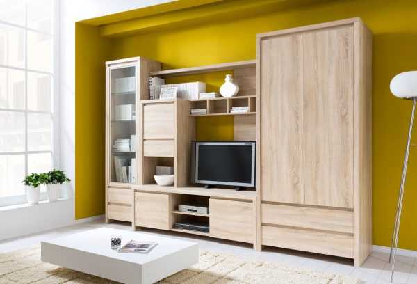 Светлая мебель под дерево Сонома на фоне яркой стены