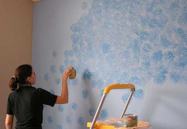 Покраска стен губкой в голубой цвет Декорирование стен