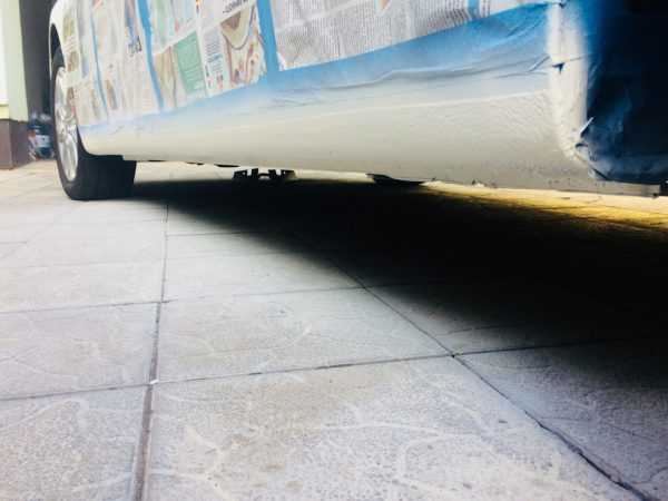 Белый антигравий на порогах Средство образует прочную защитную пленку