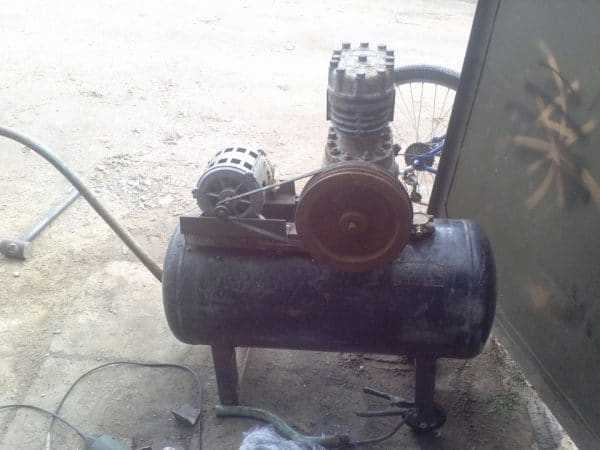 Бывший в употреблении агрегат Старый компрессор можно приобрести для небольшого объема работ
