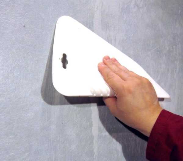 Наклейка полотна на ГКЛ Паутинка применяется для различных видов отделочных работ