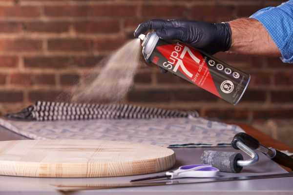 Клей Super 77 Средства в виде спрея отличает быстрое высыхание. высокая прочность и адгезия