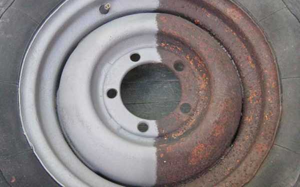 Часть диска обработана пескоструем, а другая - нет Обработанная поверхность