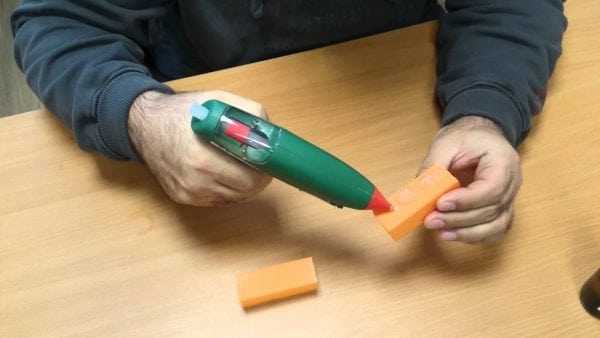 Склеивание деталей из пенополистирола термопистолетом Применение термоклея для пенополистирола