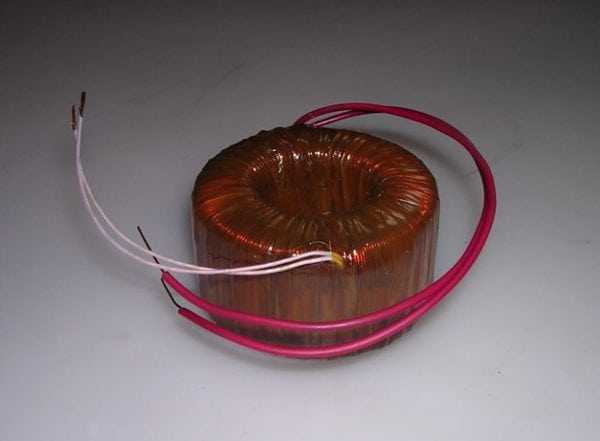 Трансформатор пропитанный лаком МЛ-92 образует прочную глянцевую пленку