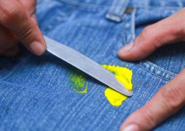 Удаление засохшей краски ножом Удаление краски