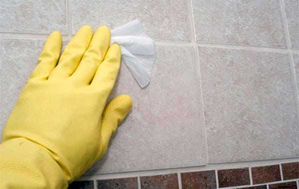 Стирание грунта с плитки ветошью Удаление грунтовки с плитки