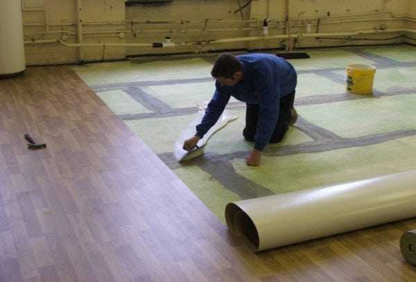 Применение реакционного клея Реакционный клей используется для укладки линолеума в помощениях с высокой проходимостью