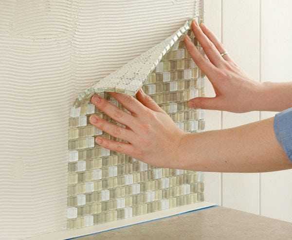 Укладка стеклянной мозаики Просвечивающую мозаику следует укладывать на клей белого цвета