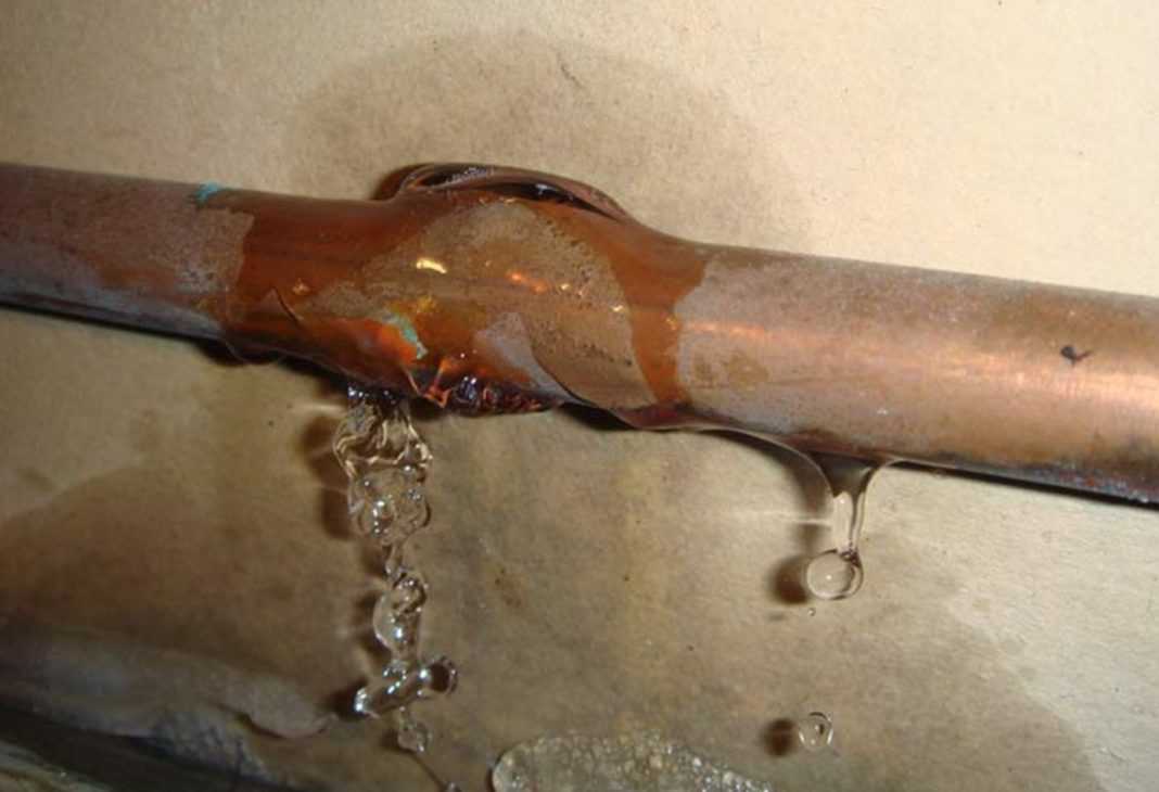 Утечку в трубе отопления помогут решить резиновая прокладка и хомут Утечка в системе отопления