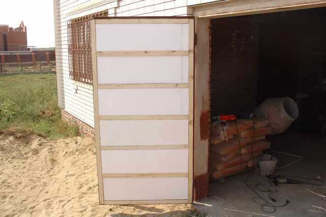 Утепленная пенопластом створка ворот утепленная створка