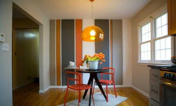 В кухне стены покрашены в полоску под общий интерьер В комнате стена покрашена в полоску под общий вид