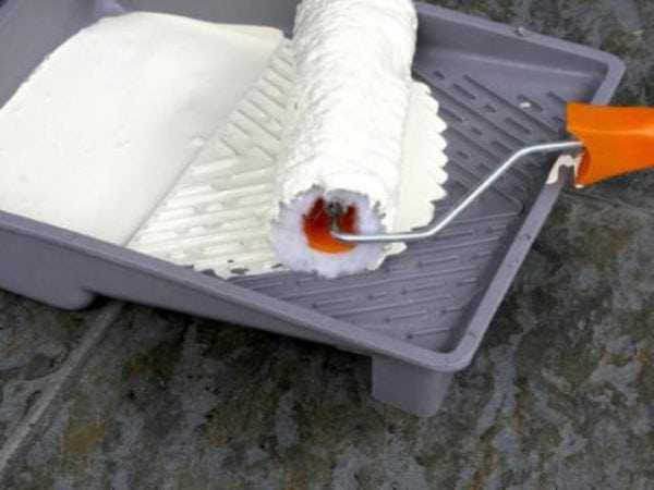 Покраска валиком Нанесение водно-дисперсионной краски валиком