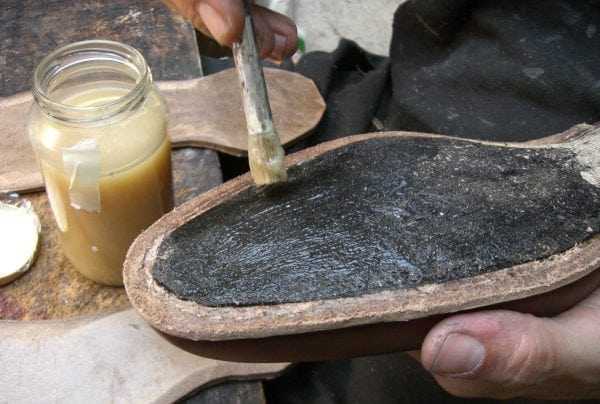 Нанесение клея на подошву Наиритовый клей отличается долгим временем сушки