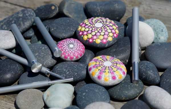 Нанесение точечных рисунков Гладкие камни для рисования