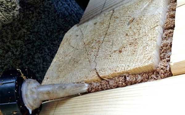 Заделка стыков составом на основе пробки при строительстве деревянных домов