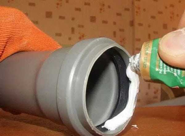 Герметизация стыков ПВХ-труб Заделка зазора при стыковке канализационных труб