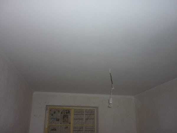 Упрочнение бетонной поверхности потолка Упрочнение бетонной поверхности потолка при грунтовании