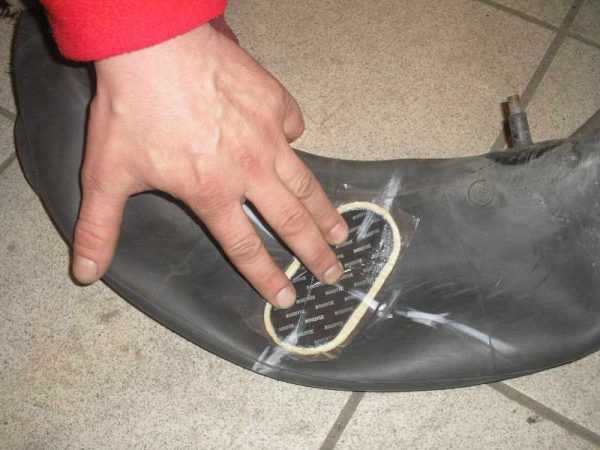 Наложение заплатки Заклейка автомобильной камеры