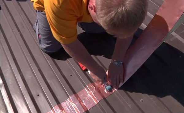 Кровля из профнастила Заклейка стыков профнастила