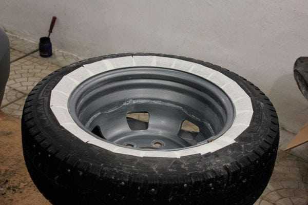 Колесо обклеено скотчем Заклейте скотчем резину