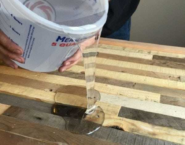 Заливка стола эпоксидной смолой Смола для заливки должна обладать хорошей текучестью