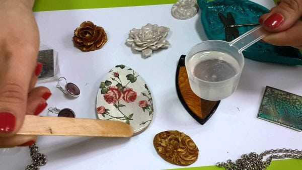 Заливка в форму Заливка изделия ювелирной смолой