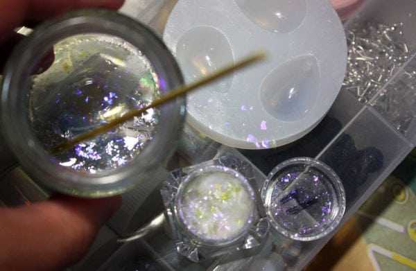Прозрачная смола с блестками Замешивание ювелирной смолы