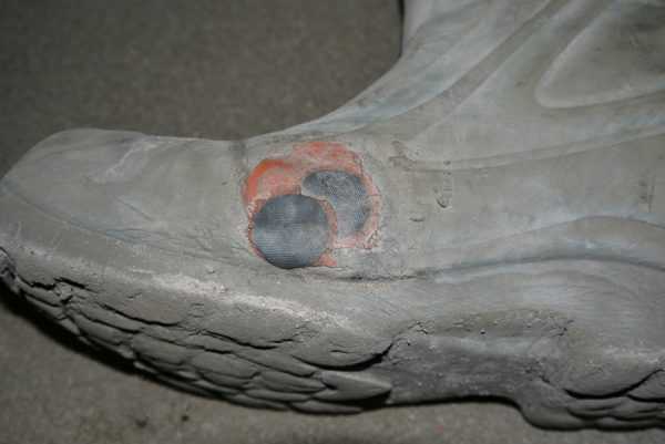 Заплатка на сапогах Наклеивание заплатки