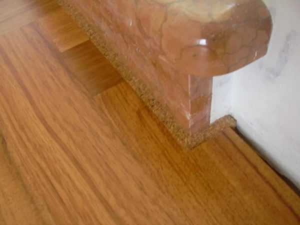 Заполнение швов между стеной и полом