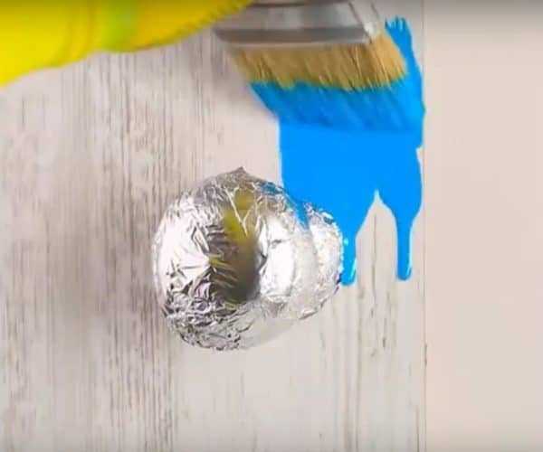 Ручка, обернутая фольгой Защита дверных ручек при малярных работах