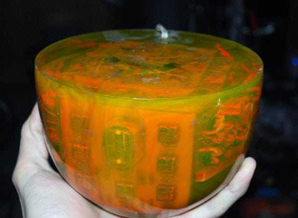 Застывшая эпоксидная смола После добавления отвердителя смола застывает за 2-3 часа