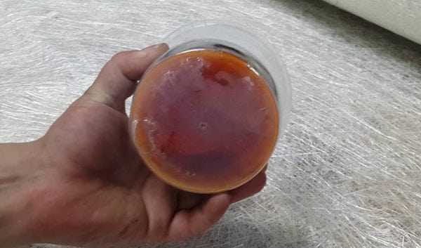 Затвердевшая эпоксидная смола Отвердитель предназначен для полимеризации эпоксидной смолы