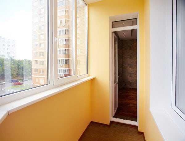 Выкрашенный в желтый цвет балкон Красивый новый балкон