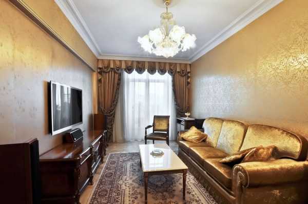 Выбор цвета стен Золотые обои в гостиной