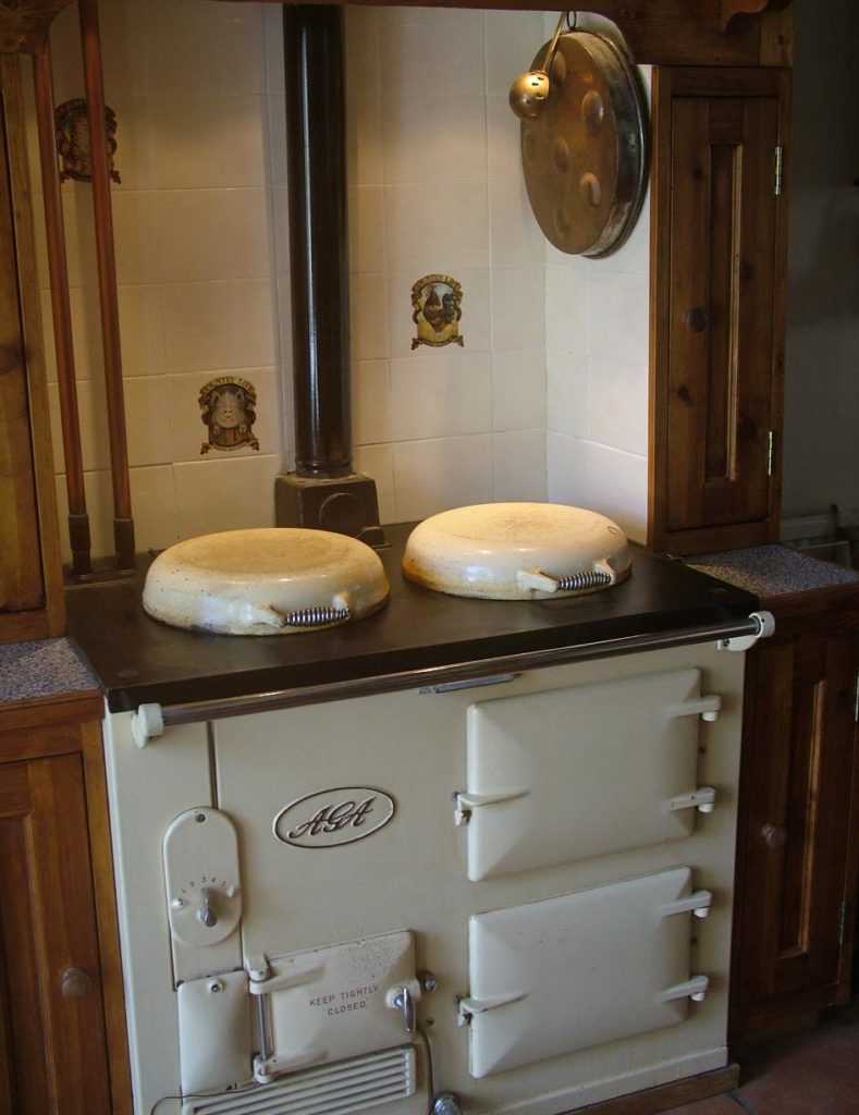 Твердотопливные печи часто дополняют камином, варочной поверхностью, духовым шкафом, лежанкой Твердотопливные печи