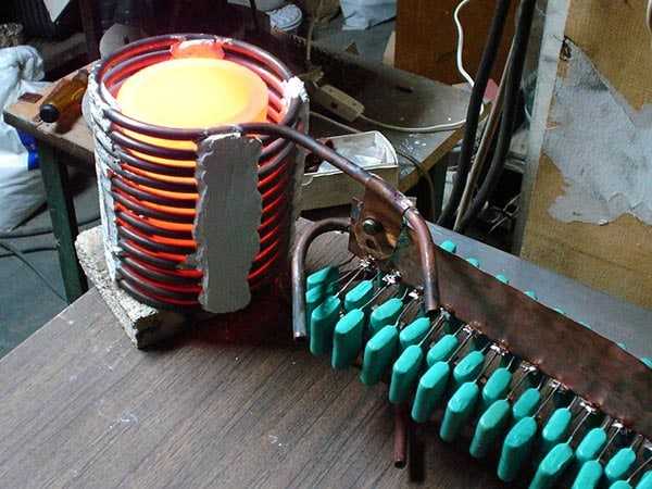 Внешний вид индукционной плавильной печи Устройство тигельной печи