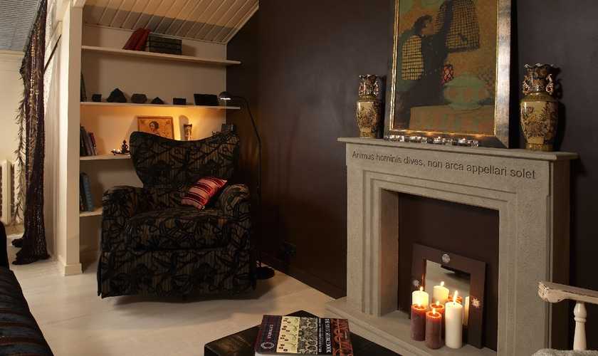 Для декора фальшкамина можно использовать свечи, статуэтки и комнатные растения Декор камина из полиуретана