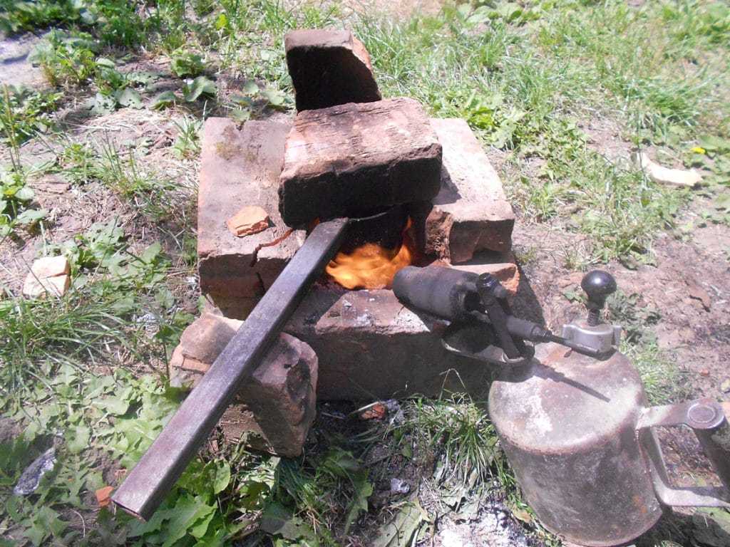 Кирпичи в основе корпуса служат огнеупорной защитой печи Сборка кирпичного колодца