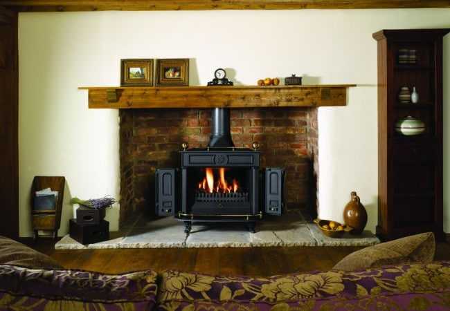 Устанавливая кассету не забудьте оставить зазоры между топкой и стенками камина Установка кассеты