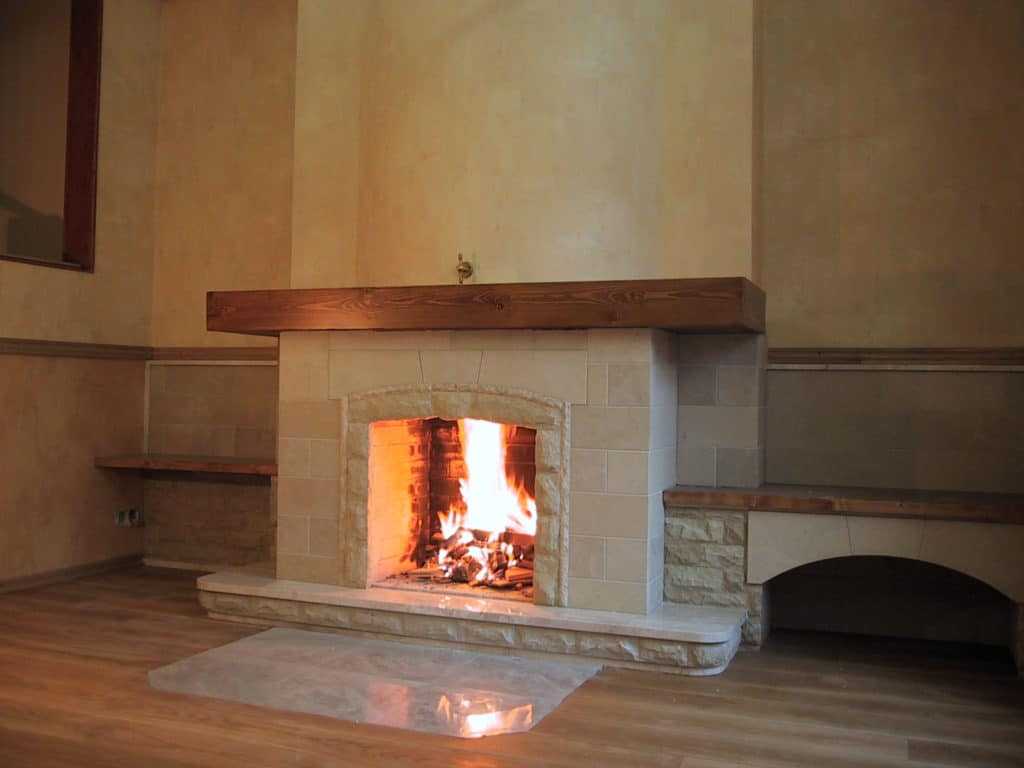 Камин из белого камня Камин из натурального камня