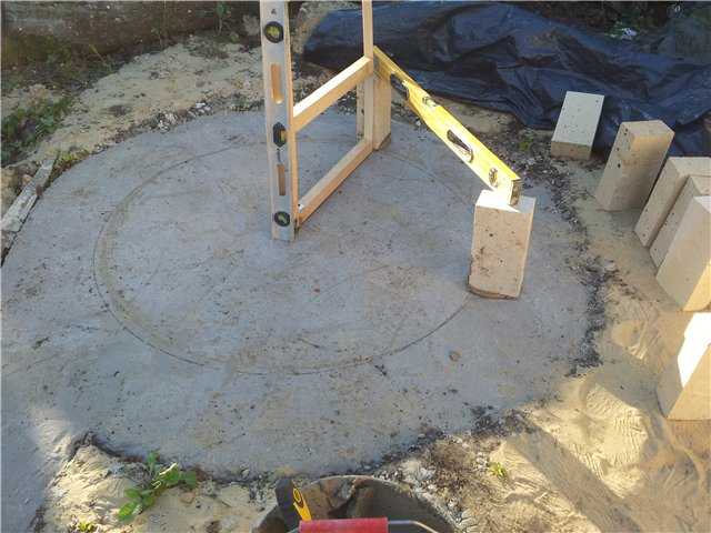 Фундамент создается одним из двух способов: заливается под размер печи или делается из цельной бетонной плиты Фундамент под тандыр