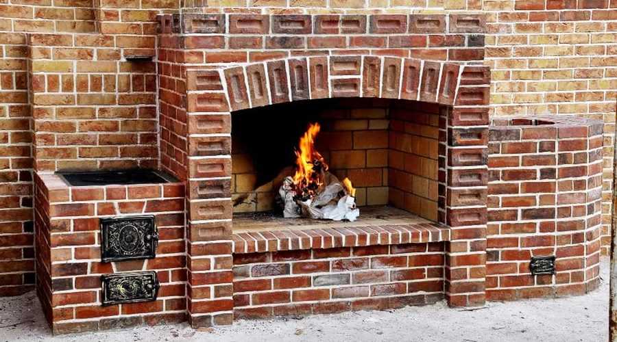 Кирпичная печь имеет повышенную теплоемкость, поэтому теплица может отапливаться в сильные морозы Кирпичная печь для теплицы