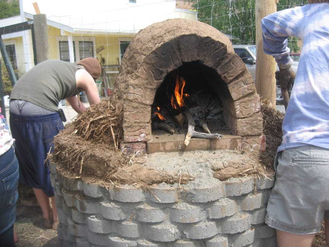 Обустройство глиняной печи отнимает много времени - после высыхания потребуется также правильно ее отделать Глинобитная печь