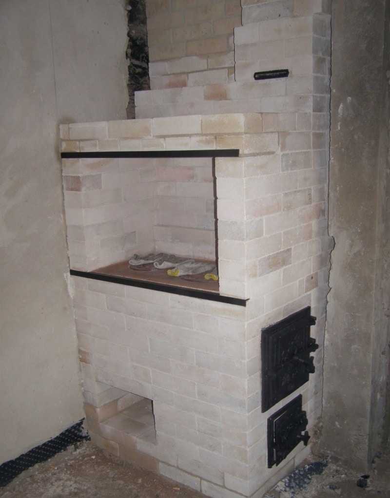 Дверца печи должны располагаться стороной к коридору Груба печь