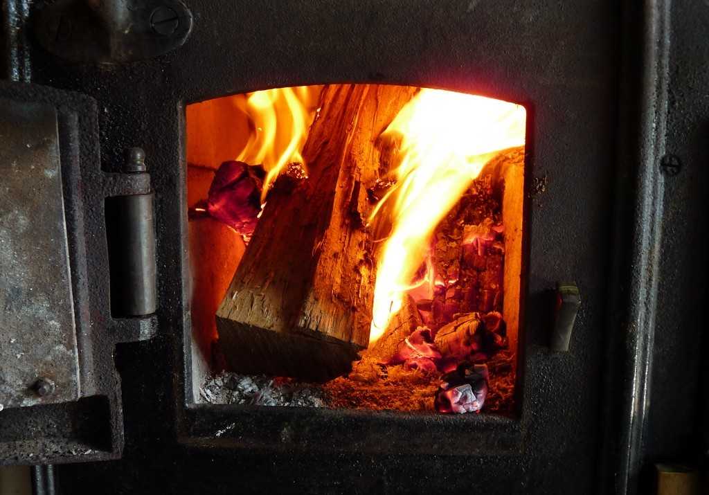 Загрузка дров Как правильно топить печь в бане