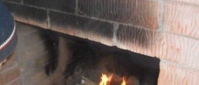 Появление дыма может быть из-за наличия засорений в каналах дымохода и печи Как топить печь углем