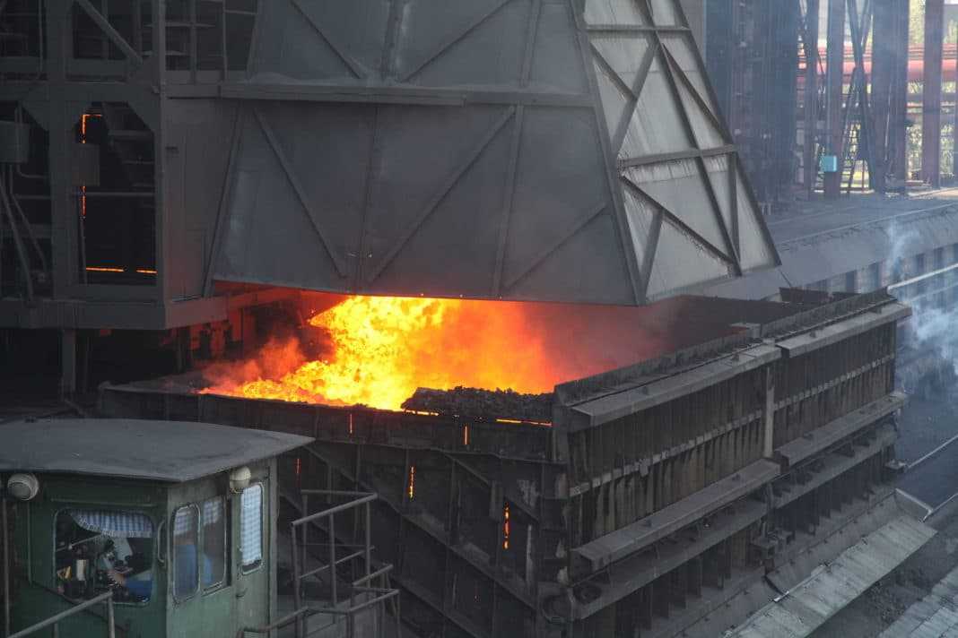 Последний этап - это выгрузка готового кокса. Чтобы провести процесс максимально безопасно и не навредить рабочим, всё приходит в автоматическом режиме Коксовая печь