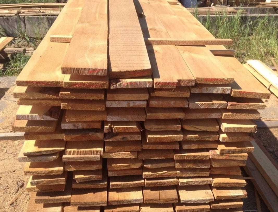 Для коптильни из дерева подходит кедр Коптильня из дерева