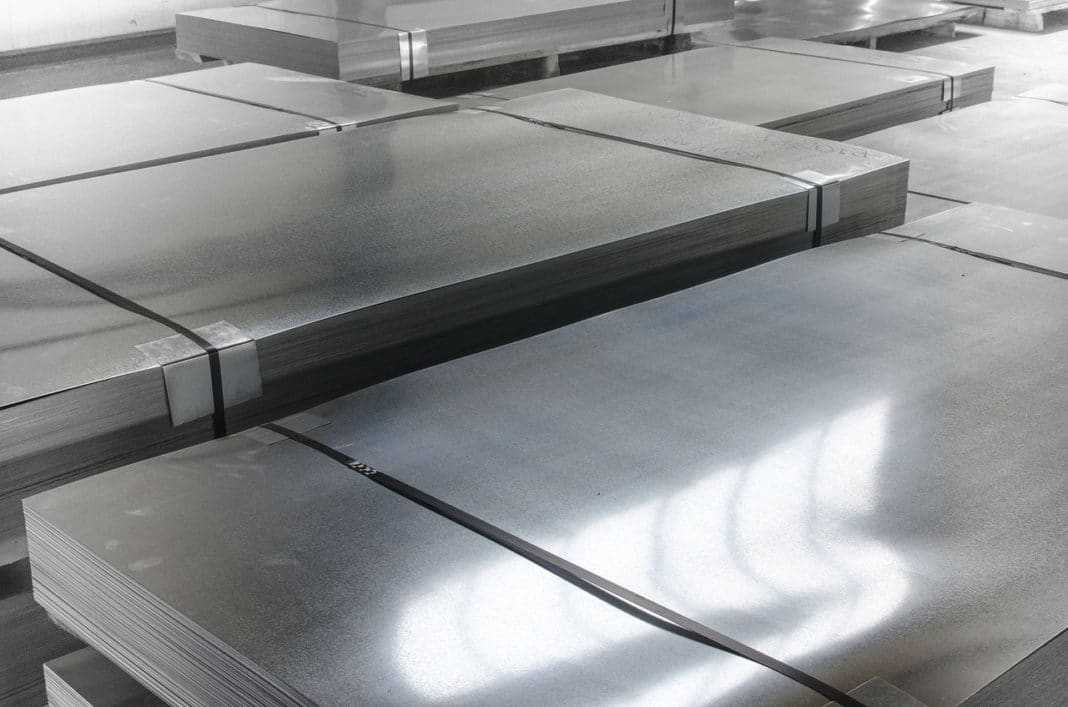 Пищевая нержавеющая сталь - отличный вариант для изготовления поддона Коптильня из дерева